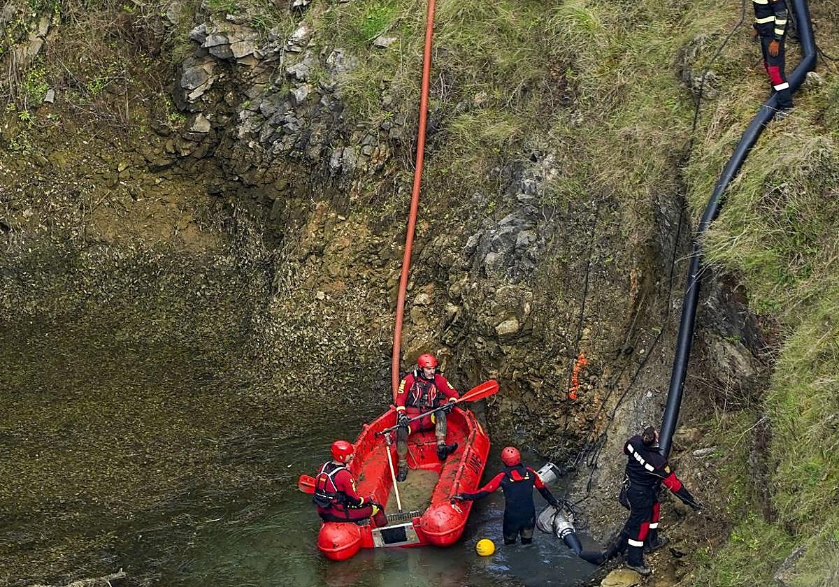 Suspenden la búsqueda de Maritrini y su bebé tras descartar que el vehículo hallado en la balsa perteneciera al 'Portugués'